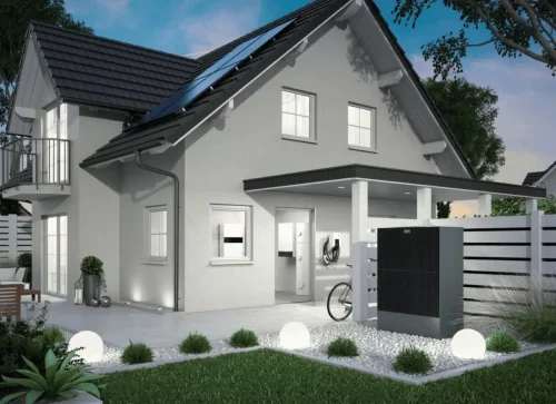 Wärmepumpe vor einem Einfamilienhaus